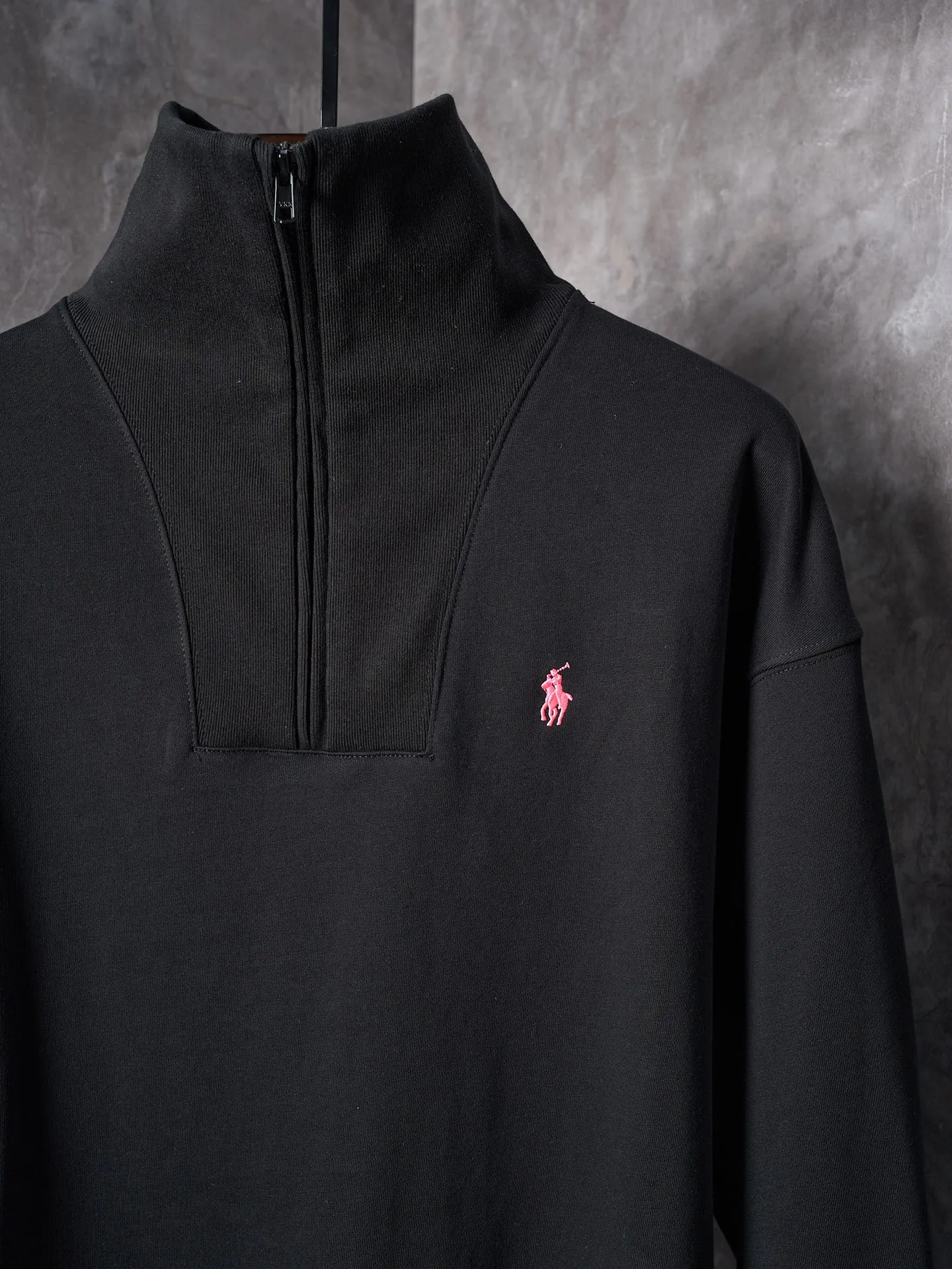 P430 Actual auction】Ralph Lauren/Ralph Lauren pink pony logo embroidered zipper half turtleneck sweatshirt [Ready stock] S M L XL custom-made luxury cotton fleece compound, soft and silky, comfortable and skin-friendly. It is based on pure black tones. A touch of pink pony logo embroidery is embellished on the chest, low-key and powerful. The back panel is embellished with the brand letters outlined in ivory white satin intarsia. The pink pony embroidery leaping in the center is the only colorful footnote in this black and white silent film, which coincides with the elegant and uninhibited brand philosophy. Its unique ribbed half-high collar design is sublimated, giving more flexibility and fashion sense to wear, showing taste in silent places, showing elegance and style. Imported machine embroidery technology is used. Advanced computer control system and sophisticated mechanical components are used to realize the pony logo embroidery operation with high precision, smooth and delicate lines, and imported machine appliqué embroidery technology. Use advanced computer control systems and precision mechanical components to realize Ralph Lauren appliqué embroidery operations, showing an embroidery effect with both clarity and three-dimensionality. The fabrics have been washed and have a better hand feel and texture. They are not easy to deform, not easy to shrink, not easy to fade, and maintain long-term beauty and loose fit.